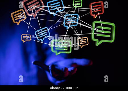 Rendu 3D des e-mails approuvés et des messages indésirables flottant sur une tablette - concept de communication Banque D'Images