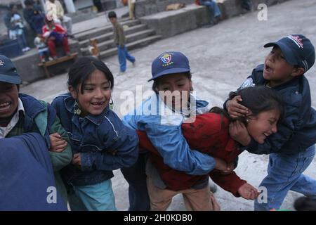 Enfants qui vivaient dans les villes touchées par une éruption volcanique catastrophique.Le «Tungurahua», un volcan actif, dans la «Cordillera Central» (une chaîne de montagnes, dans les Andes) de l'Équateur, a éclaté le 14 juillet et le 16 août 2006, la vie dévastatrice dans les petites villes sur sa pente et ses environs.Une « rivière de feu » a été formée par plus de 10 millions de mètres cubes de cendres, de gravier et de matériaux incandescents.Plus de 3000 personnes ont été évacuées de la zone, six victimes et environ 60 personnes ont été portées disparues.Avec l'alarme d'une autre éruption à l'avant, les résidents entrent dans la zone d'urgence pour travailler un Banque D'Images