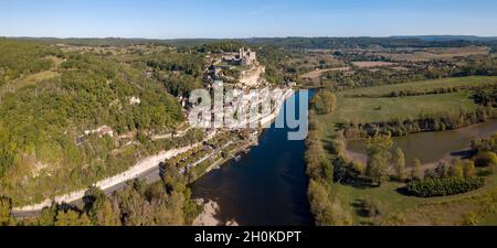 FRANCE, DORDOGNE (24), PÉRIGORD NOIR, VALLÉE DE LA DORDOGNE, VUE AÉRIENNE DE BEYNAC-ET-CAZENAC, LABELLISÉ L'UN DES PLUS BEAUX VILLAGES DE FRANCE Banque D'Images