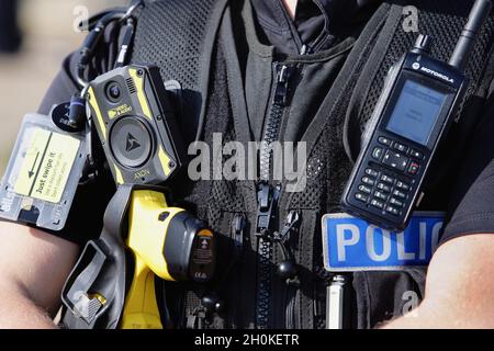 Angleterre, Kent, Dungeness, gros plan des policiers anti-coups de couteau gilet avec communications et Taser etc Banque D'Images