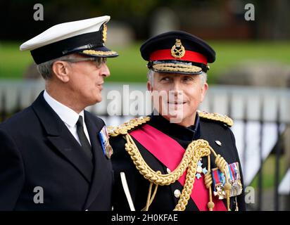 Le général Sir Nick carter (à droite), chef d'état-major sortant, arrive pour les funérailles du général Matthew Holmes, ancien chef des Royal Marines, à la cathédrale de Winchester, dans le Hampshire.Le Maj Gen Holmes a commandé 42 Commando Royal Marines de 2006 à 2008 et a été nommé Compagnon de l'ordre des services distingués pour son leadership dans les opérations en Afghanistan en 2007.Date de la photo: Mercredi 13 octobre 2021. Banque D'Images