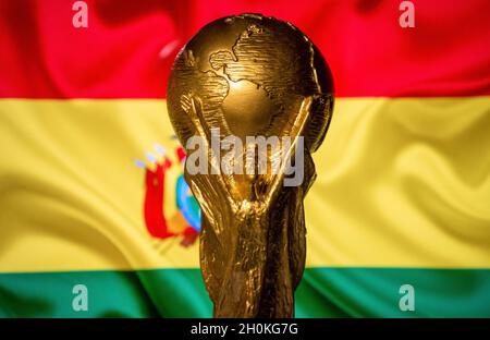 6 octobre 2021 la Paz, Bolivie.Coupe du monde de la FIFA sur le fond du drapeau de la Bolivie. Banque D'Images