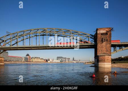 Vue de dessous le Suedbruecke au port de Rheinau avec les Crane Houses et à la cathédrale, kayakistes, Cologne, Allemagne.Blick von unterhalb der Banque D'Images