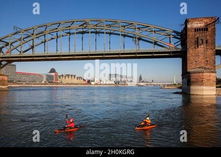 Vue de dessous le Suedbruecke au port de Rheinau avec les Crane Houses et à la cathédrale, kayakistes, Cologne, Allemagne.Blick von unterhalb der Banque D'Images