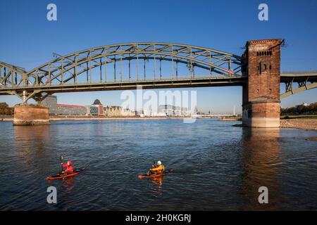 Vue de dessous le Suedbruecke au port de Rheinau avec les Crane Houses et à la cathédrale, kayakistes, Cologne, Allemagne.Blick von unterhalb der Banque D'Images