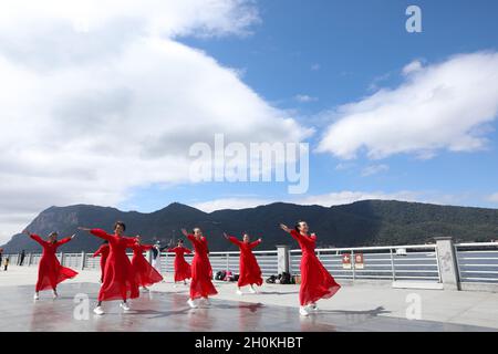 Kunming, province chinoise du Yunnan.13 octobre 2021.Les citoyens dansent près du lac Dianchi à Kunming, dans la province du Yunnan, au sud-ouest de la Chine, le 13 octobre 2021.Crédit: Wang Nan/Xinhua/Alay Live News Banque D'Images