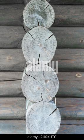 le mur d'une maison en bois fait de vieux rondins.Grumes d'une maison en bois.La maison est en bois.Mur de grumes en bois, gros plan. Image Banque D'Images