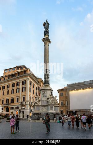 La colonne de l'Immaculée conception sur la Piazza Mignanelli à Rome en été Banque D'Images