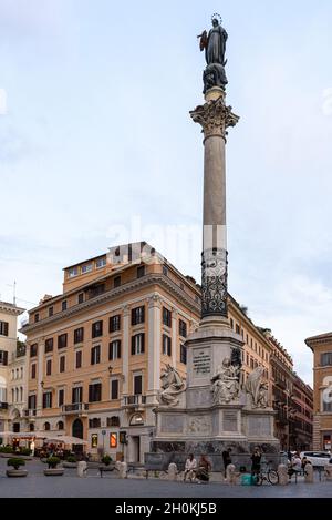 La colonne de l'Immaculée conception sur la Piazza Mignanelli à Rome en été Banque D'Images