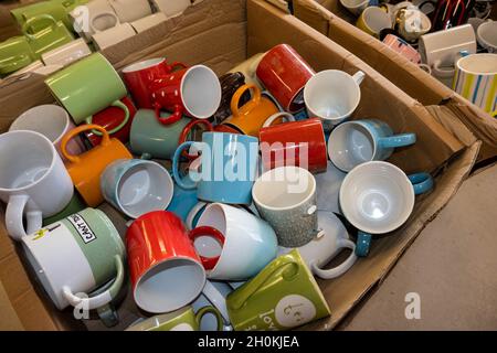 Boîte en carton de nouvelles mugs assortis dans différents styles et couleurs dans un supermarché à Norfolk Banque D'Images