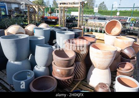 Vue sur les pots et les plantes du jardin d'un centre de Norfolk en Angleterre Banque D'Images