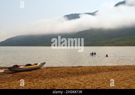 Magnifique paysage de plage de sable et de collines verdoyantes en arrière-plan au Loch na Foogeey dans le parc national du connemara dans le comté de Galway, en Irlande Banque D'Images