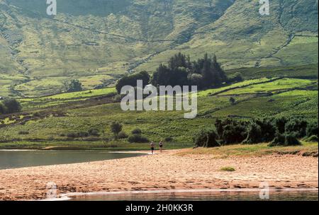 Magnifique paysage de plage de sable et de collines verdoyantes en arrière-plan au Loch na Foogeey dans le parc national du connemara dans le comté de Galway, en Irlande Banque D'Images