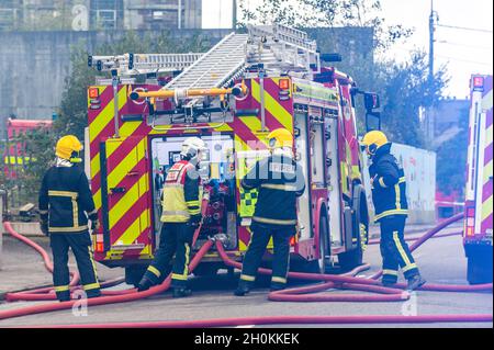 La brigade de pompiers de comté de Cork sur la scène d'un grand incendie à Skibbereen, à l'ouest de Cork, en Irlande. Banque D'Images