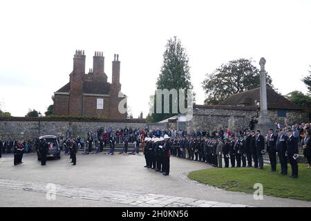 Les pallbearers se préparent à porter le cercueil du général Matthew Holmes, l'ancien chef des Royal Marines, dans la cathédrale de Winchester dans le Hampshire pour ses funérailles.Le Maj Gen Holmes a commandé 42 Commando Royal Marines de 2006 à 2008 et a été nommé Compagnon de l'ordre des services distingués pour son leadership dans les opérations en Afghanistan en 2007.Date de la photo: Mercredi 13 octobre 2021. Banque D'Images