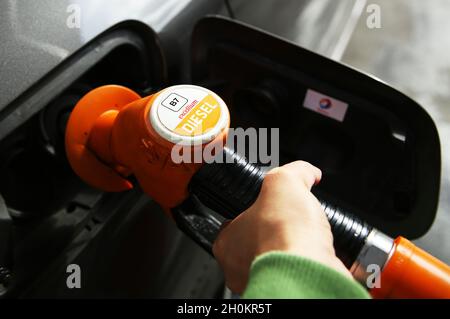 (211013) -- PARIS, le 13 octobre 2021 (Xinhua) -- Une cliente remplit le réservoir de son véhicule à une station-service de Paris, France, le 13 octobre 2021.Le prix du diesel en France a atteint son plus haut niveau en deux ans depuis le dernier pic en 2018 qui a déclenché les manifestations des « gilets jaunes ».(Xinhua/Gao Jing) Banque D'Images