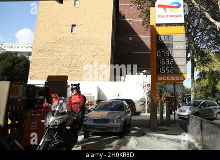 (211013) -- PARIS, le 13 octobre 2021 (Xinhua) -- les clients font la queue dans une station-service à Paris, en France, le 13 octobre 2021.Le prix du diesel en France a atteint son plus haut niveau en deux ans depuis le dernier pic en 2018 qui a déclenché les manifestations des « gilets jaunes ».(Xinhua/Gao Jing) Banque D'Images