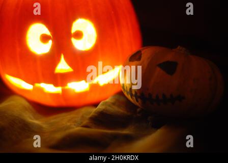 Halloween Jack O'Lantern, illuminée courbée décoration citrouille. Banque D'Images