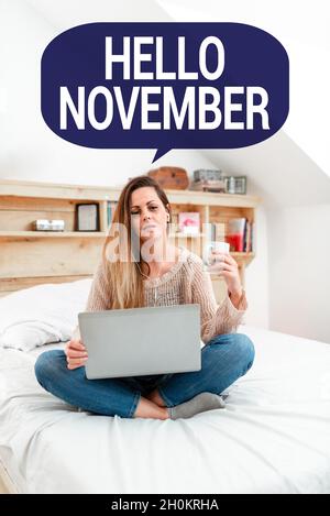 Écrire afficher le texte Bonjour novembre.Photo conceptuelle Bienvenue le onzième mois de l'année mois avant décembre Lire des articles intéressants Banque D'Images