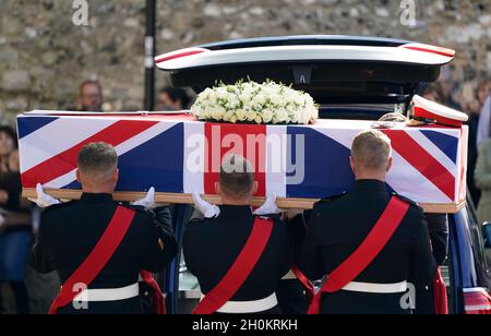 Les pallbearers portent le cercueil du général Matthew Holmes, l'ancien chef des Royal Marines, dans la cathédrale de Winchester dans le Hampshire pour ses funérailles.Le Maj Gen Holmes a commandé 42 Commando Royal Marines de 2006 à 2008 et a été nommé Compagnon de l'ordre des services distingués pour son leadership dans les opérations en Afghanistan en 2007.Date de la photo: Mercredi 13 octobre 2021. Banque D'Images