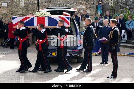 Les pallbearers portent le cercueil du général Matthew Holmes, l'ancien chef des Royal Marines, dans la cathédrale de Winchester dans le Hampshire pour ses funérailles.Le Maj Gen Holmes a commandé 42 Commando Royal Marines de 2006 à 2008 et a été nommé Compagnon de l'ordre des services distingués pour son leadership dans les opérations en Afghanistan en 2007.Date de la photo: Mercredi 13 octobre 2021. Banque D'Images