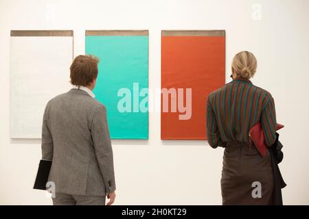Londres, Royaume-Uni, 13 octobre 2021 : à la foire d'art Frieze Masters de Regent's Park, des œuvres du XXe siècle et toutes les époques précédentes, jusqu'aux artefacts de la Grèce antique et de Rome, sont exposées aux acheteurs potentiels jusqu'au dimanche 17 octobre.Anna Watson/Alay Live News Banque D'Images