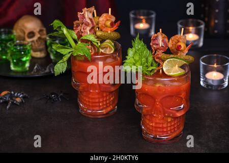 Fête d'Halloween crémeuse - cocktail César ou Bloody Mary contenant de la vodka, du jus de tomate, des épices et des arômes différents, comme Worcestershire s. Banque D'Images