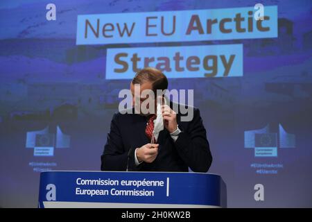 Bruxelles, Belgique.13 octobre 2021.Conférence de presse du Commissaire européen Virgijus SINKEVICIUS sur la nouvelle stratégie arctique à Bruxelles, Belgique, le 13 octobre 2021.Crédit: ALEXANDROS MICHAILIDIS/Alamy Live News Banque D'Images