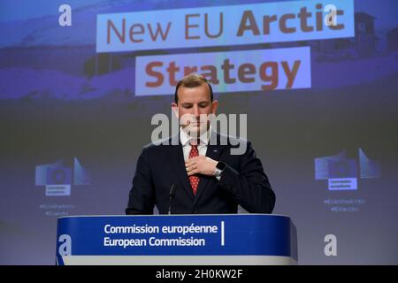 Bruxelles, Belgique.13 octobre 2021.Conférence de presse du Commissaire européen Virgijus SINKEVICIUS sur la nouvelle stratégie arctique à Bruxelles, Belgique, le 13 octobre 2021.Crédit: ALEXANDROS MICHAILIDIS/Alamy Live News Banque D'Images