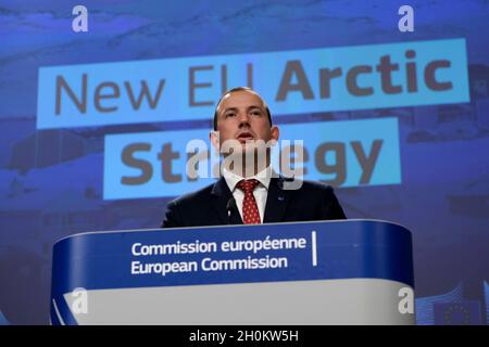 Bruxelles, Belgique.13 octobre 2021.Conférence de presse du Commissaire européen Virgijus SINKEVICIUS sur la nouvelle stratégie arctique à Bruxelles, Belgique, le 13 octobre 2021.Crédit: ALEXANDROS MICHAILIDIS/Alamy Live News Banque D'Images