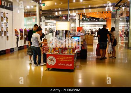 LUBON, POLOGNE - 06 septembre 2013 : l'intérieur du centre commercial Factory Outlet avec magasins et magasins, Lubon, Pologne Banque D'Images