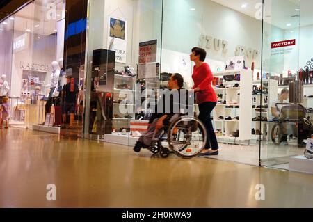 LUBON, POLOGNE - 06 septembre 2013 : les personnes qui visitent le centre commercial Factory Outlet avec magasins et magasins, Lubon, Pologne Banque D'Images