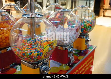 POZNAN, POLOGNE - 06 septembre 2013 : les machines à bonbons du centre commercial Factory Outlet de Poznan, Pologne Banque D'Images