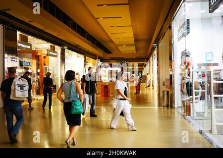 LUBON, POLOGNE - 06 septembre 2013 : vue intérieure des boutiques et des magasins du centre commercial Factory Outlet, Pologne Banque D'Images