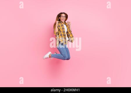 Pleine photo de profil de la femme surjoyée étonnante lever des poings crier oui isolé sur fond de couleur rose Banque D'Images