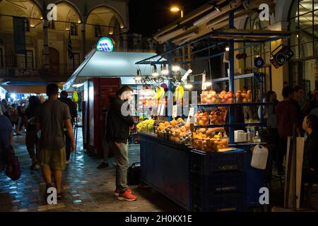 ATHÈNES, GRÈCE - 10 septembre 2021 : vue sur une cabine de fruits dans la rue avec des gens la nuit, Athènes, Grèce Banque D'Images