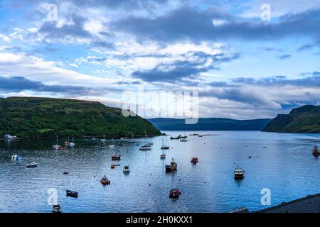 Vue sur les navires et les bateaux ancrés dans le port de Portree, île de Skye, Écosse. Banque D'Images