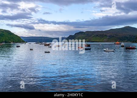 Vue sur les navires et les bateaux ancrés dans le port de Portree, île de Skye, Écosse. Banque D'Images