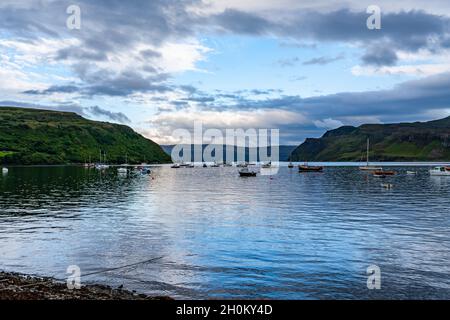 Vue sur les navires et les bateaux ancrés dans le port de Portree, île de Skye, Écosse. Banque D'Images