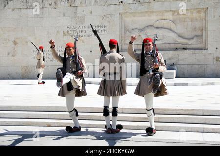 ATHÈNES, GRÈCE - 21 SEPTEMBRE 2012 : ce sont des soldats lors du rituel de changement de la garde au Monument au Soldat inconnu devant le Banque D'Images