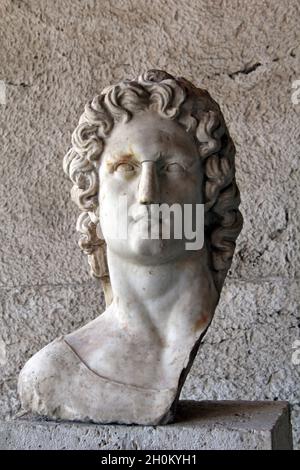 ATHÈNES, GRÈCE - 21 SEPTEMBRE 2012 : c'est une tête de l'ancienne statue grecque sur le territoire de l'Agora athénienne. Banque D'Images