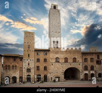 San Gimignano, Toscane, Italie - 14 mars 2015 - vue depuis la Piazza delle Erbe, dans la vieille ville de San Gimignano Banque D'Images