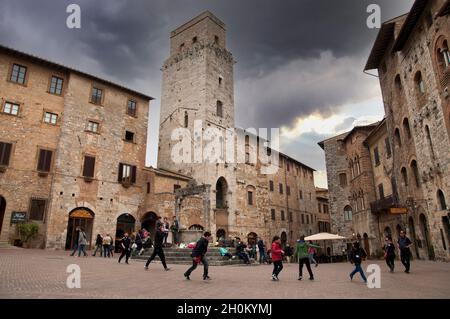 Jeunes garçons et filles de la vieille ville de San Gimignano, Toscane, Italie - 14 mars 2015 - Banque D'Images