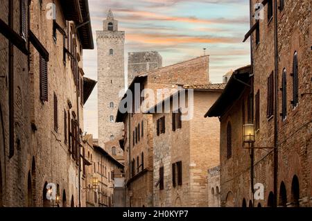 Vue sur Torre Grossa à San Gimignano depuis la route menant au centre-ville Banque D'Images