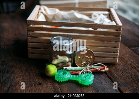 Boîte de souscription pour chiens et chats.Abonnement à la boîte pour animaux avec friandises biologiques, jouet amusant, bâtonnets Bully, produits à mâcher naturels, produits de soin pour la peau ou bien-être Banque D'Images