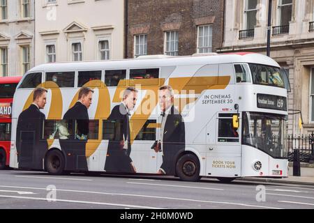 James Bond 'No Time to Die' dans un bus londonien. Londres, Royaume-Uni 13 octobre 2021. Crédit : Vuk Valcic/Alamy Banque D'Images