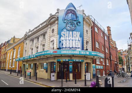 Le requin est brisé au Ambassadeurs Theatre, Londres, Royaume-Uni, le 13 octobre 2021. Banque D'Images