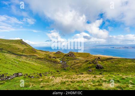 Vue depuis l'ancien homme de Storr avec un arc-en-ciel au-dessus de la baie de Raasay, île de Skye, Écosse Banque D'Images