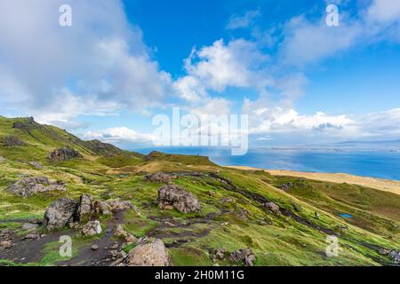 Vue depuis l'ancien homme de Storr avec un arc-en-ciel au-dessus de la baie de Raasay, île de Skye, Écosse Banque D'Images