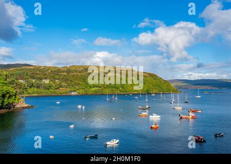 Vue sur les navires et les bateaux ancrés dans le port de Portree, île de Skye, Écosse. Banque D'Images